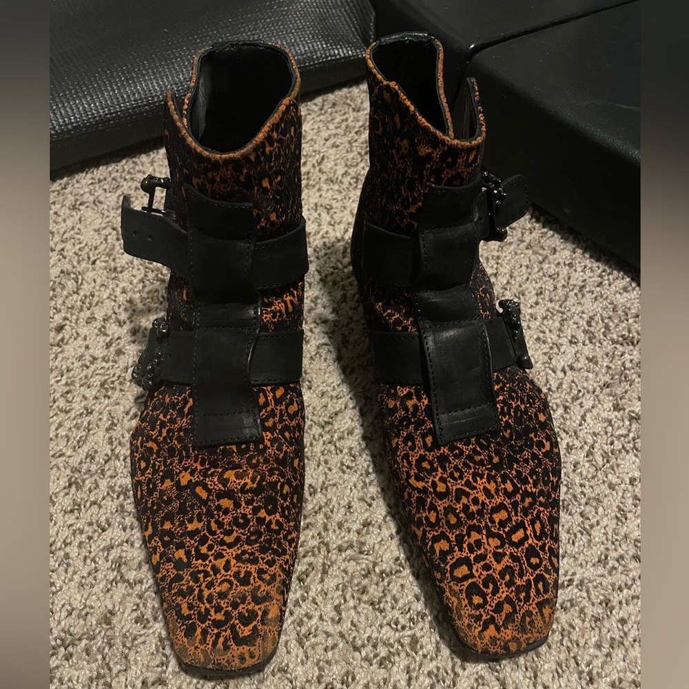 TUDOR
SUTTON: WOMEN'S
SKULL BUCKLE BOOT